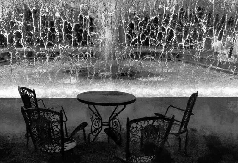 11 Водяная завеса. Кафе в Ереване.br /По крыше течет поток воды и падает в