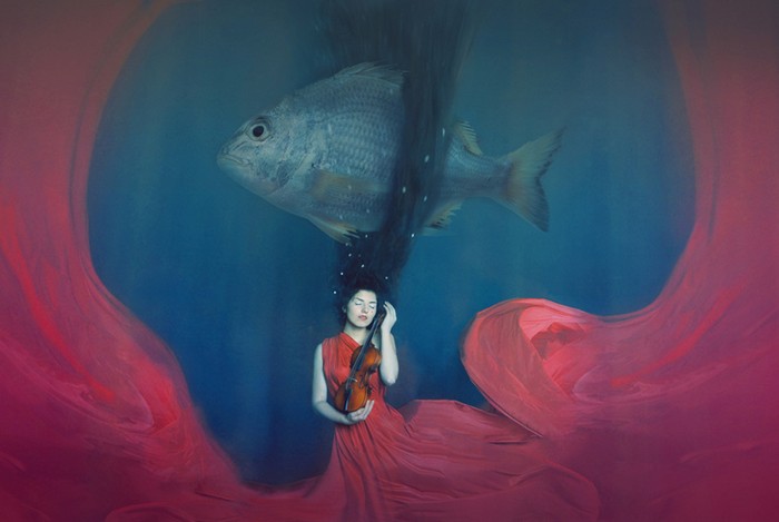 Девушка и рыба. Фото: Катерина Плотникова