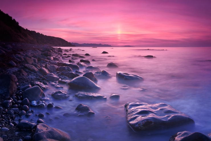 Закат на море и камни. Фото Михаила Мочалова