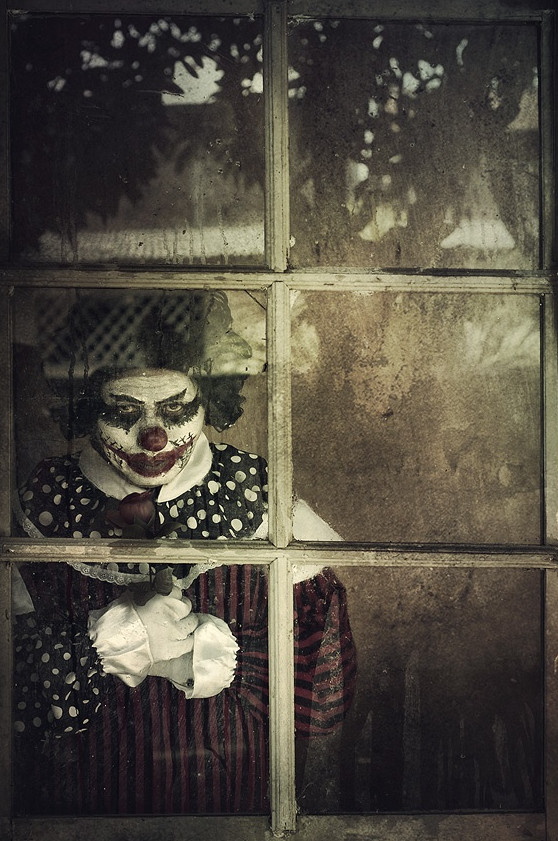Клоун у окна. Фото: Hari Sulistiawan