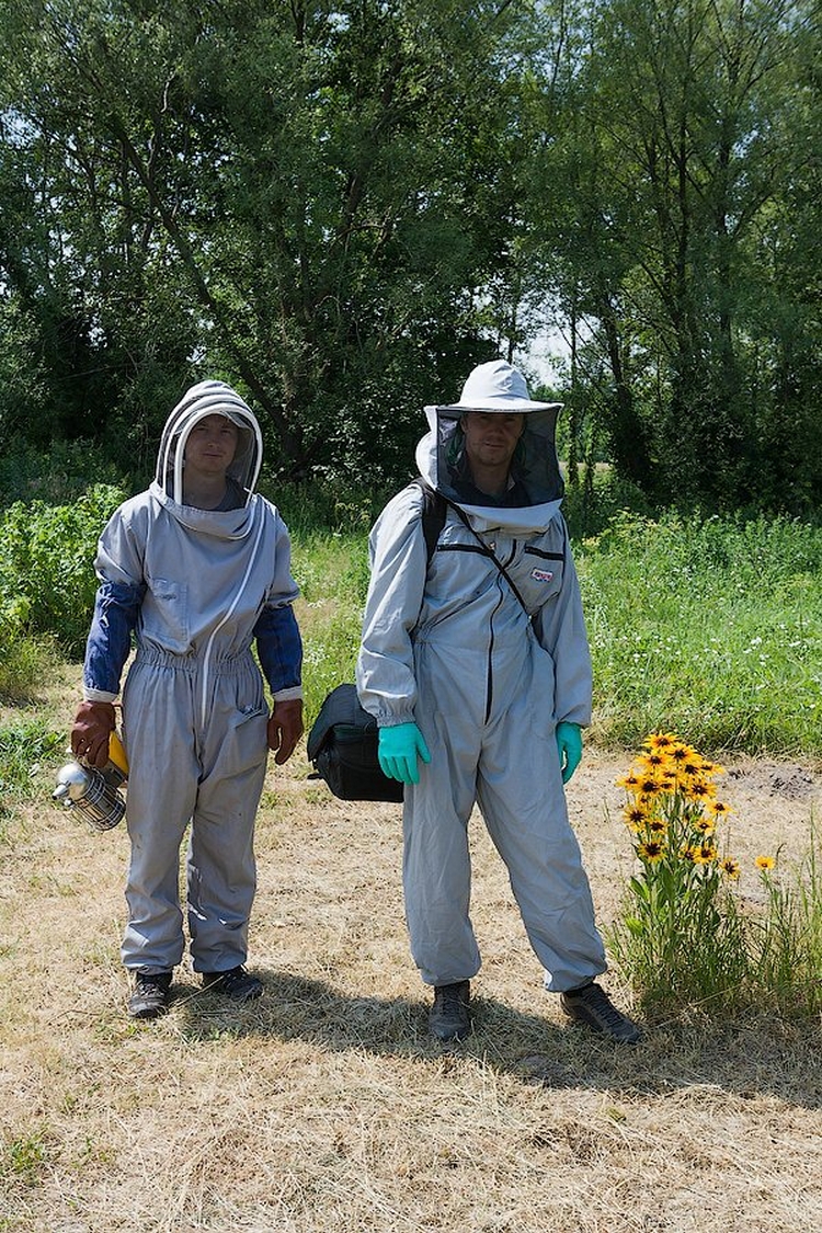 Пчеловод и фотограф к работе готовы!