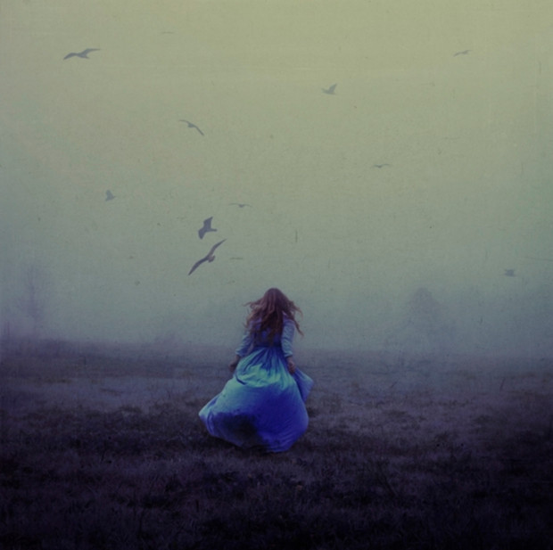 Девушка в туманном лесу. Фото: Brooke Shaden