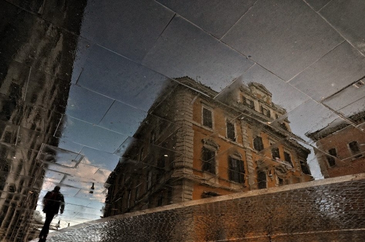 Дождливая улица: отражение на асфальте. Фото Marco Benedetti