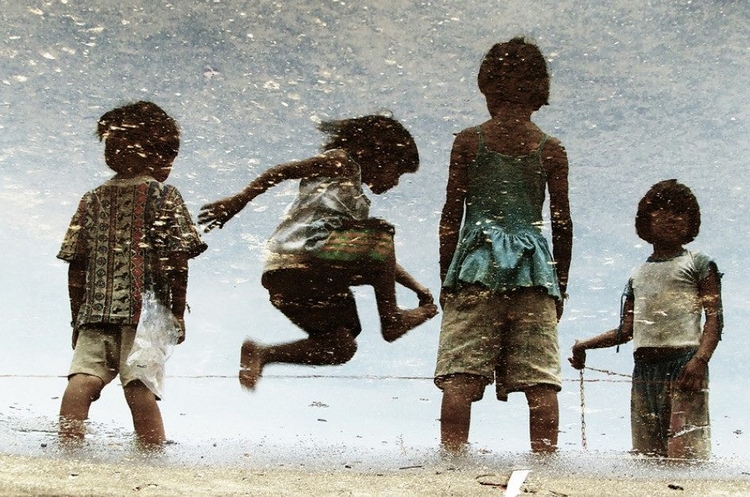 Дети играют. Отражение. Фото: Werachai Sookruay