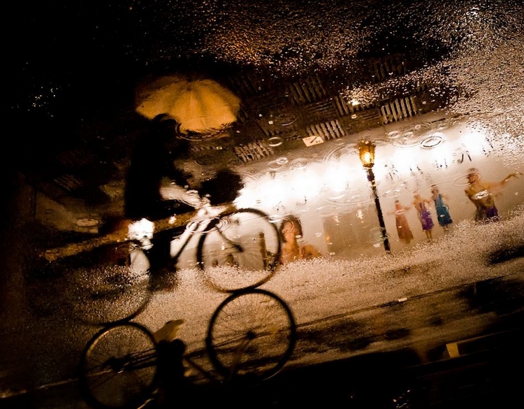 Велосипедист и дождь. Фото: Werachai Sookruay