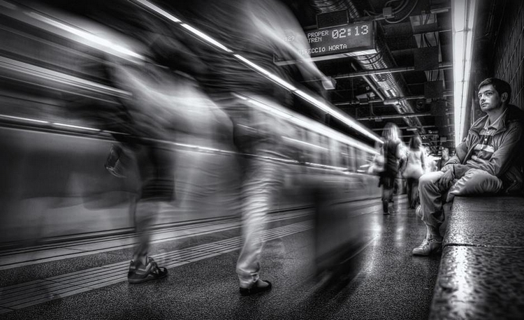 Пассажиры метро и проезжающий поезд. Фото: Abel Tonkens