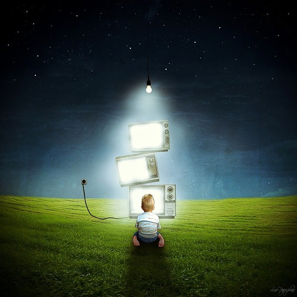 Мобильная фотография digital art. Ребенок в поле с телевизорами