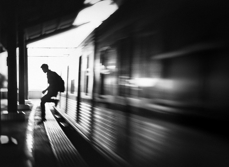 Поезд и силуэт. Съёмка движущихся объектов. Фото: Sebastian Kisworo