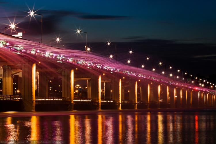 Автомобильный мост Банпо ночью