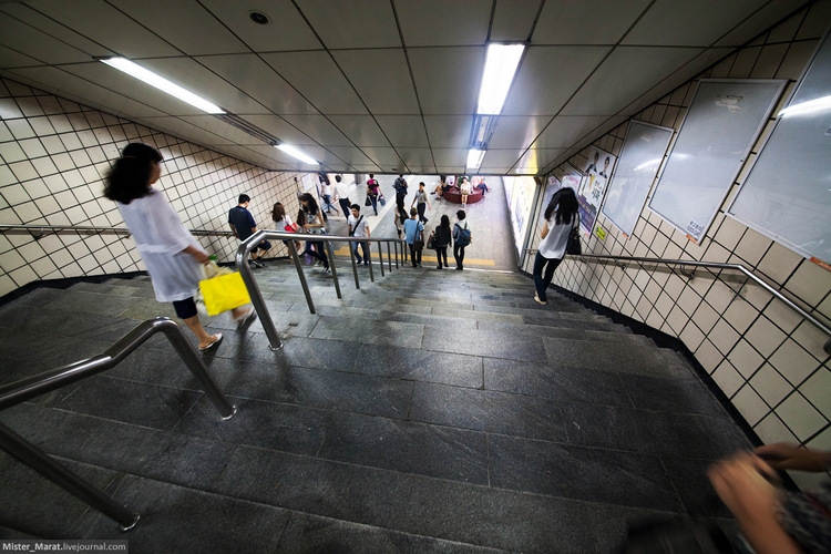 Ступеньки вместо эскалатора в метро в Сеуле