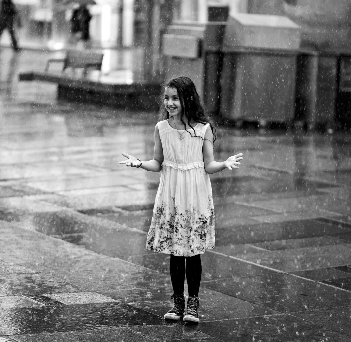 Девочка под дождем. Фото: Oleksandr Gontar