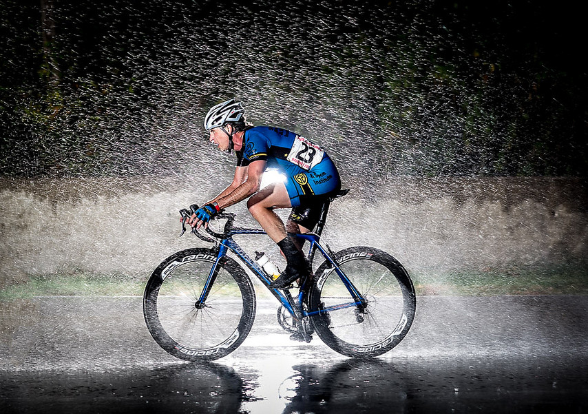 Велосипедист под дождем. Фото: Dave McLaughlin