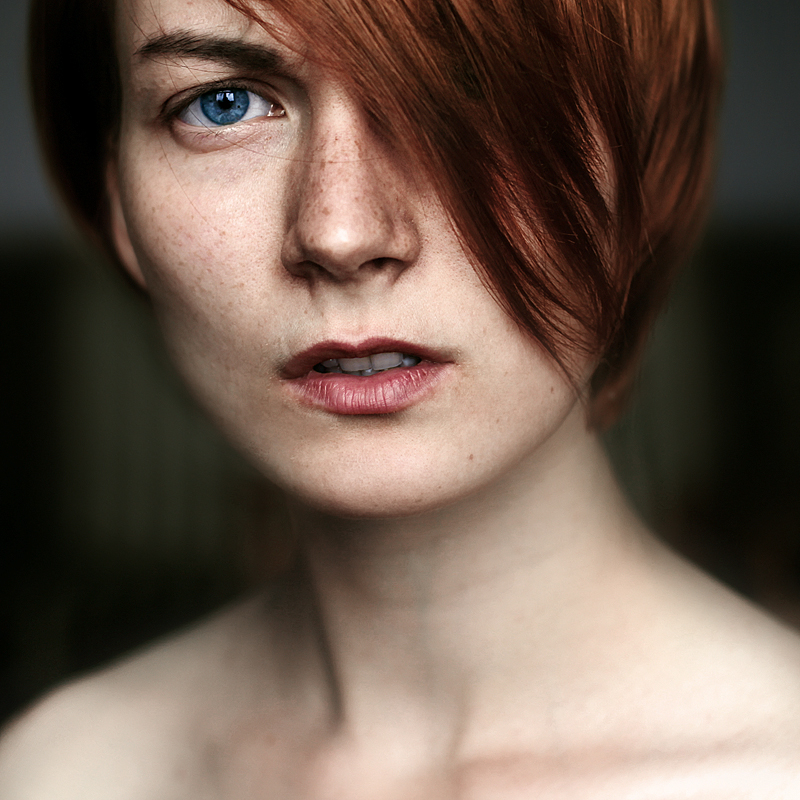 Портрет задумчивой девушки. Фото Ефима Шевченко