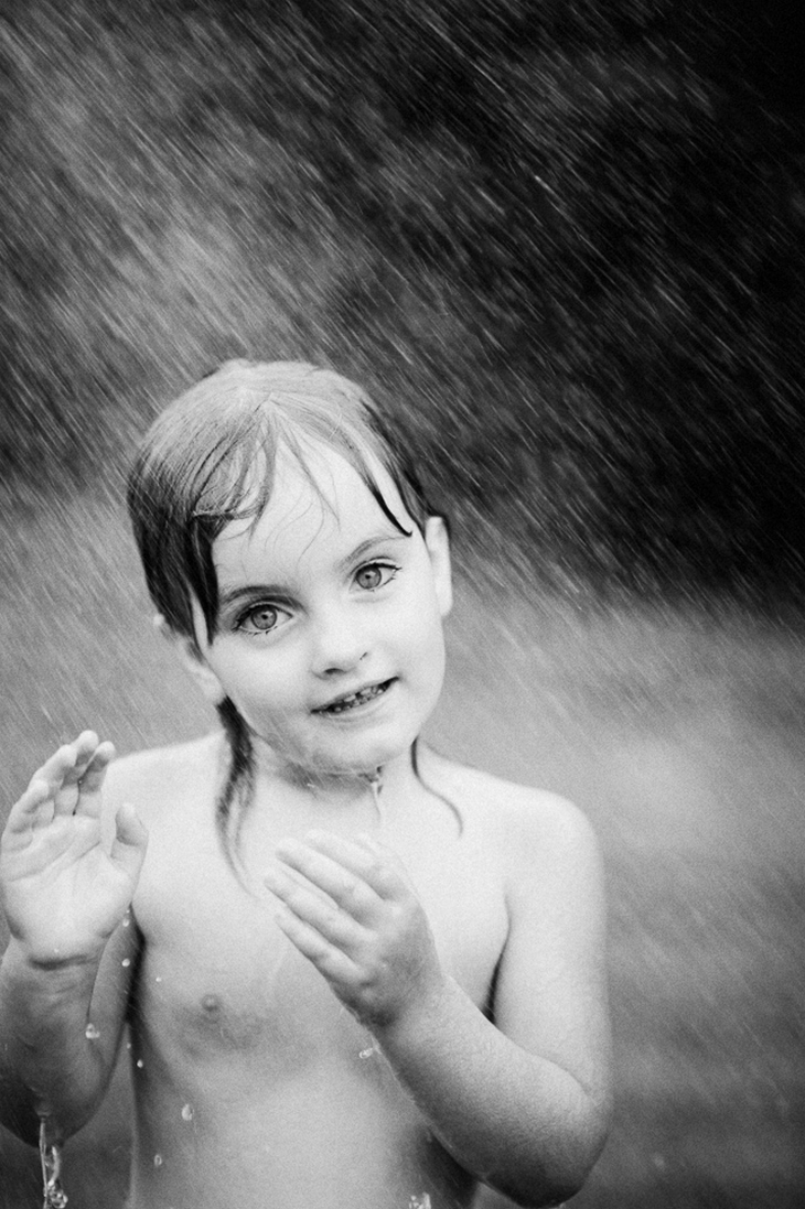 Девочка под дождем. Фото: Евгения Семенова