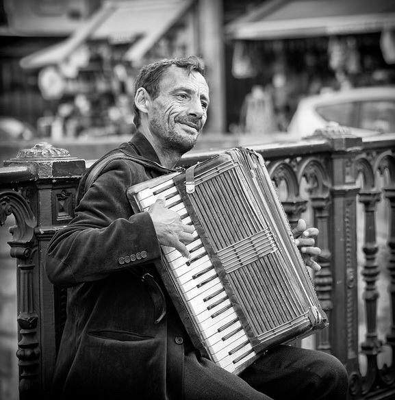 Акккордеонист, Париж. Фото: Annie Mallegol
