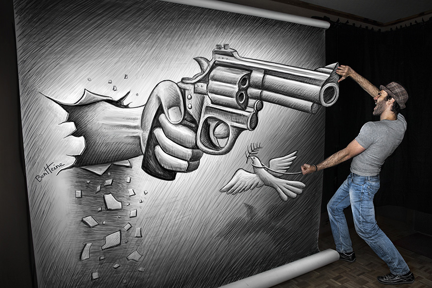 Пистолет. Рисунок и фотография Бена Хайне