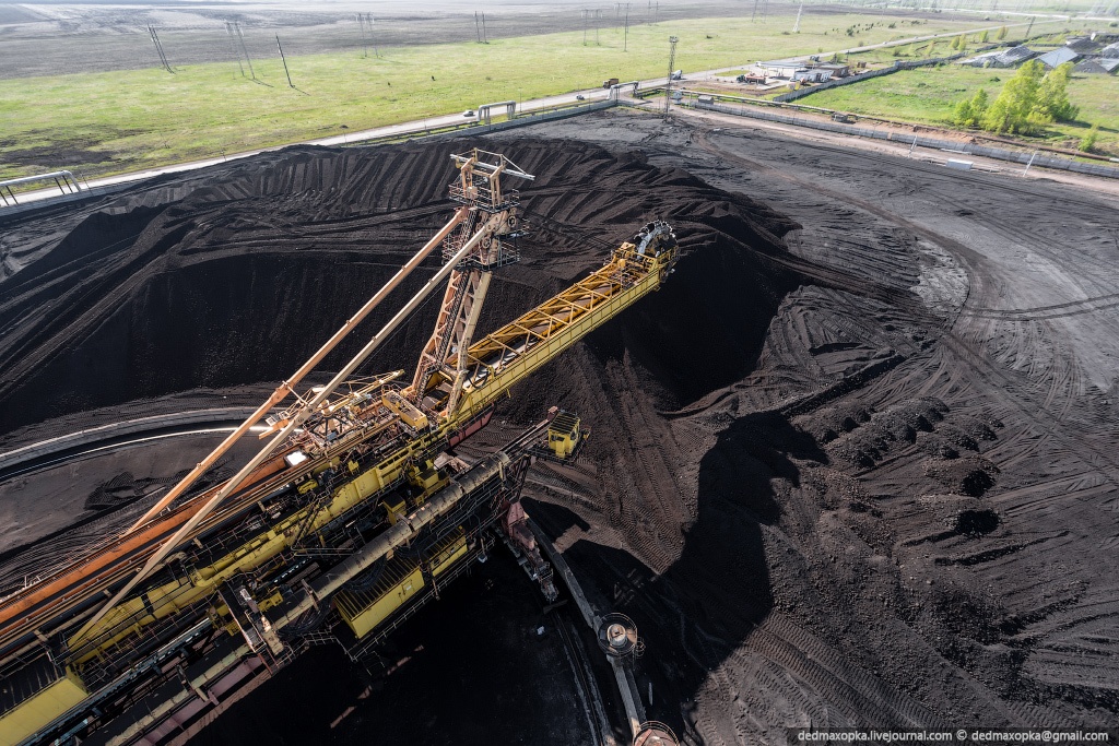 На угольном складе работают крупные машины