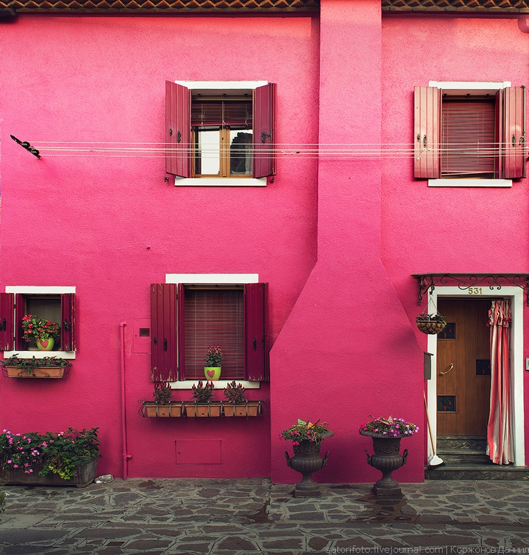 Яркая розовая стена дома Бурано. Фото Даниила Коржонова