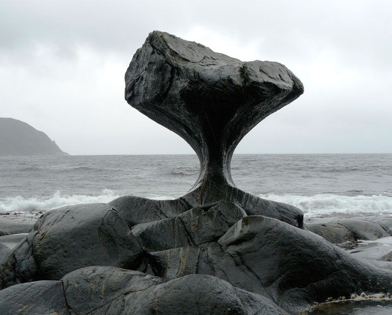 Камень и океан. Фото: CHELL HILL