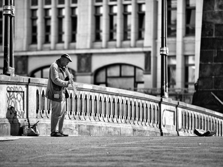 Музыкант на мосту. Фото: foocon