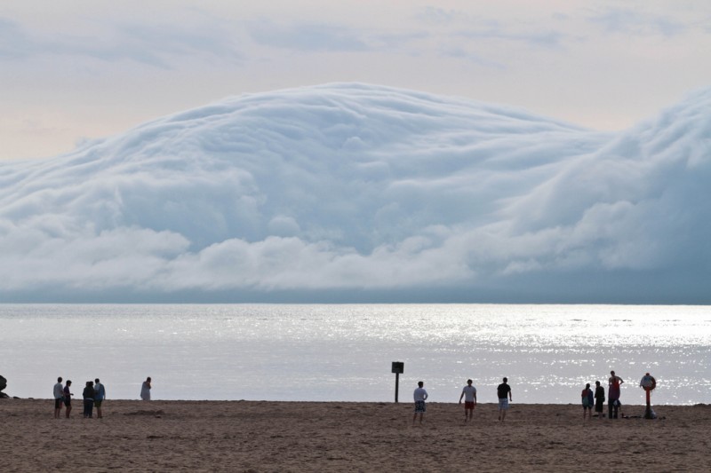Необычные облака на море. Фото: GARY BRINK
