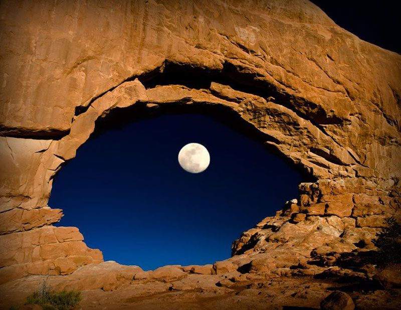 Луна и пещера. Фото: LYNN SESSIONS