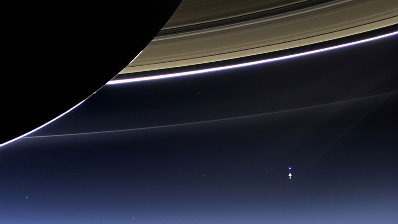 Земля с темной стороны Сатурна. Фото: NASAJPL-CaltechSpace Science Institute