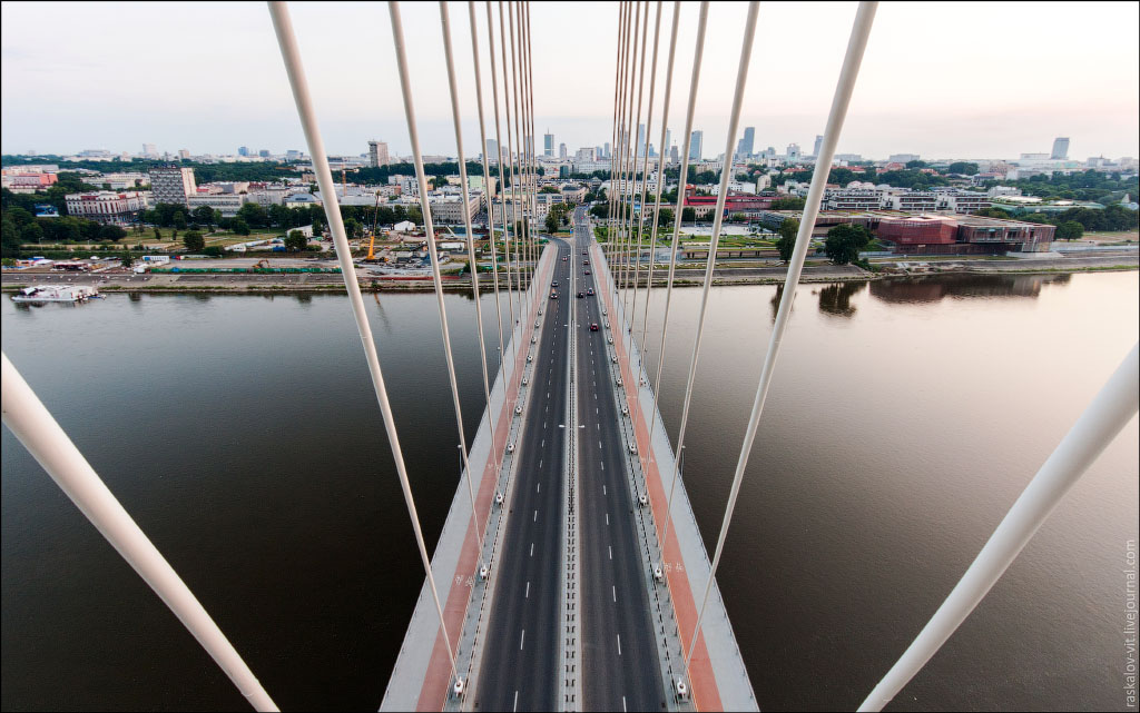 Вид с вершины пилона вантового моста через реку Вислу в Варшаве