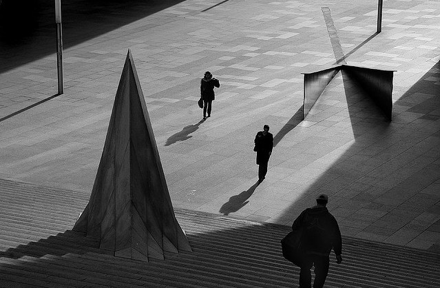 Пешеходы и тени. Фото: Mikael Marguerie