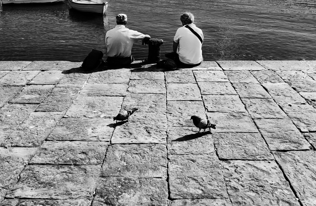Два мужчины, два голубя. Фото: Andrea Alfano