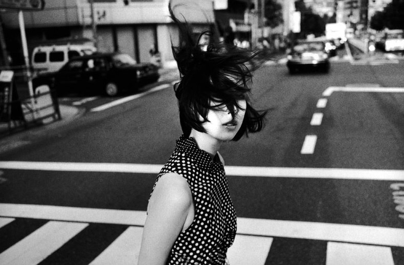Девушка переходит дорогу. Фото: Tokyo camera style