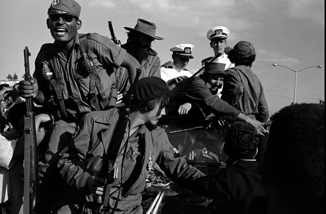 Гавана, Куба. 1959 г. Фидель Кастро езда во время революции в сопровождении кубинского Военно-морских офицеров. Фото: Берт Глинн