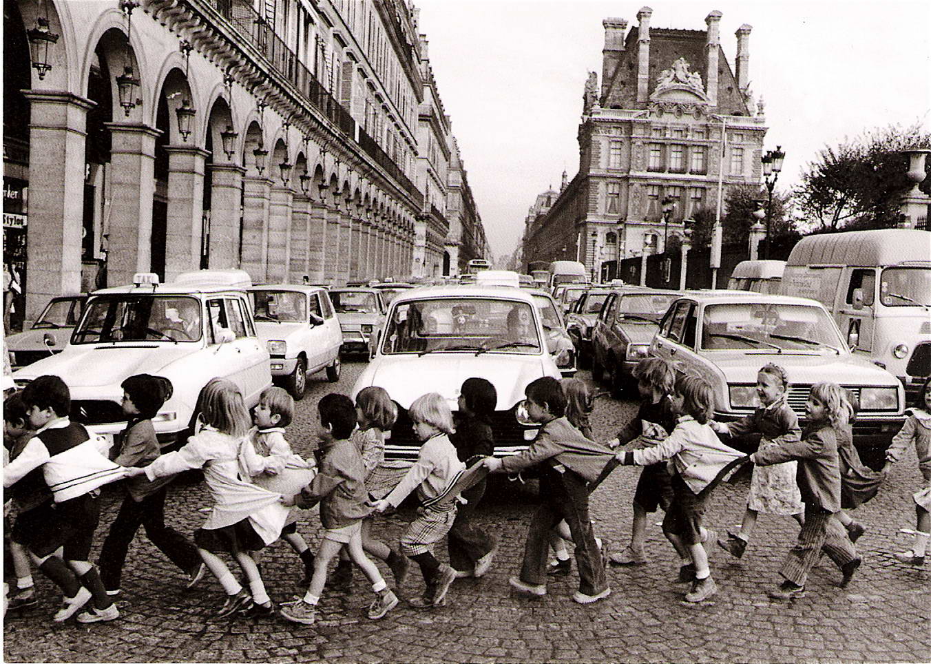 Дети на улице города. Фото Робера Дуано