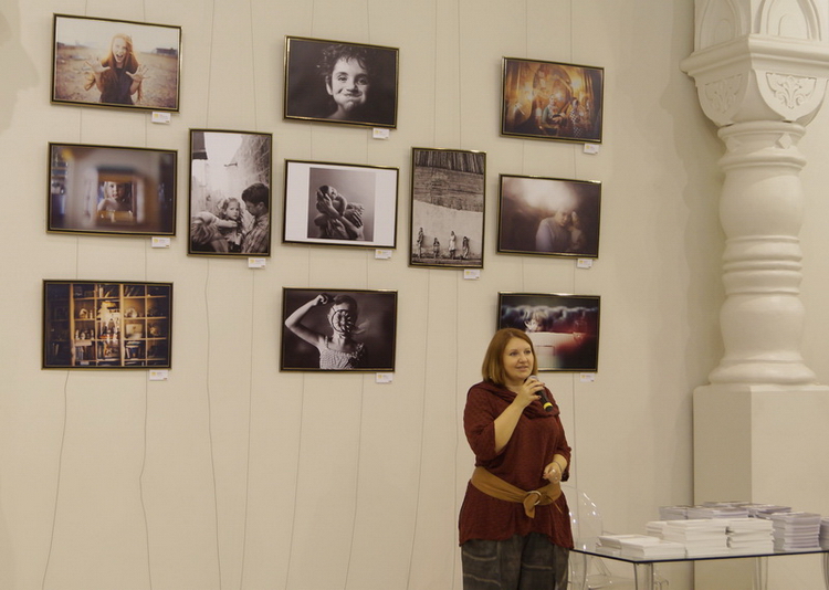 Фотограф Наталья Маруся Токарева на церемонии открытия выставка фестиваля «ОБЪЕКТИВно о детях»