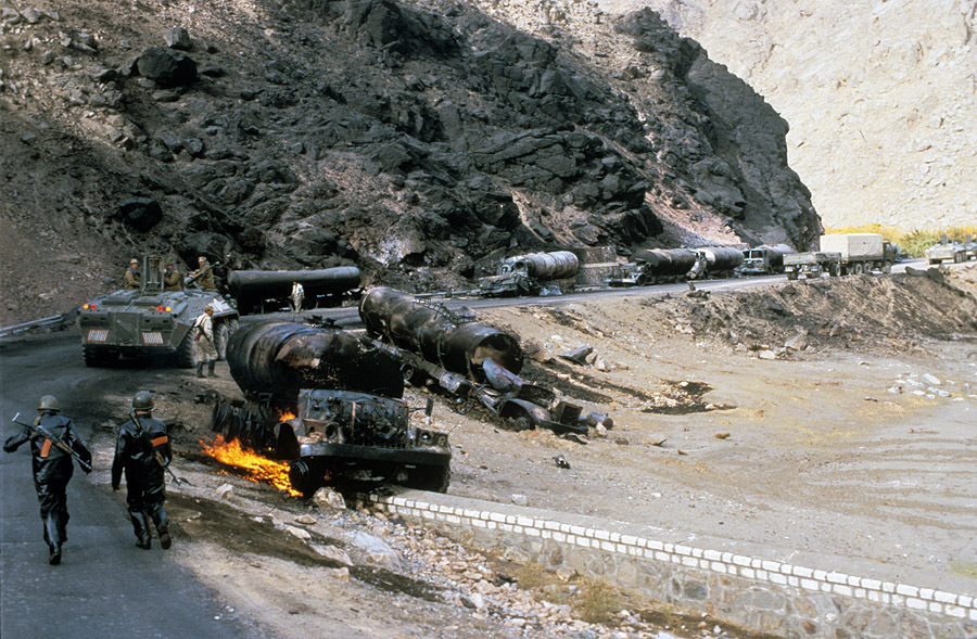 «Дорога жизни», 1985. Афганистан. Сожженная колонна наших бензовозов.
