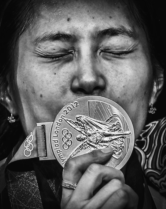Кореянка Ким Джи Ён целует свою золотую медаль во время церемонии награждения победителей в женских соревнованиях по индивидуальной сабле. Фотография получила второй приз в категории «Спорт» на 56-ом профессиональном конкурсе фотожурналистики World Press Photo