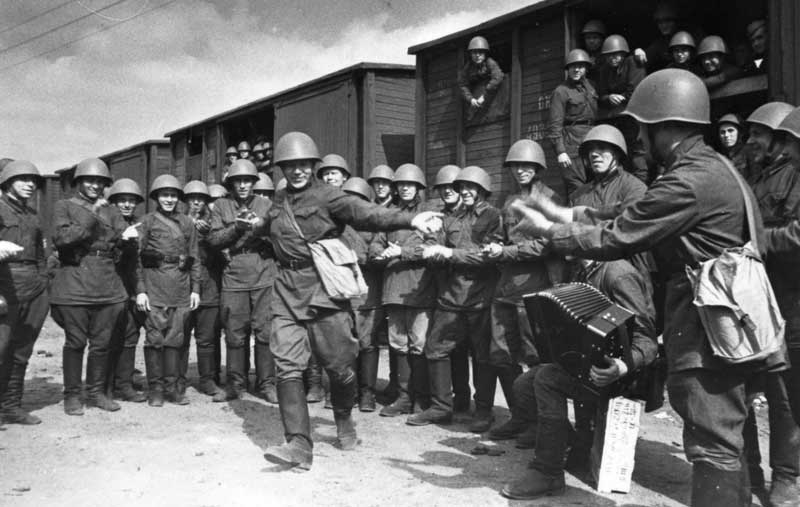 «Поезда идут на фронт». Пляшет красноармеец В.Кочетков. 1941 год. Фото: Александр Устинов