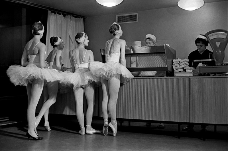 «Лебеди». Артистки балета Большого театра СССР в буфете Кремлевского Дворца съездов. 1963 год. Фото: Евгений Умнов