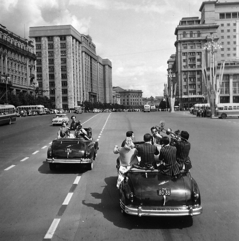 Фестиваль молодежи и студентов на улицах Москвы. 1957 год. Фото: Михаил Трахман