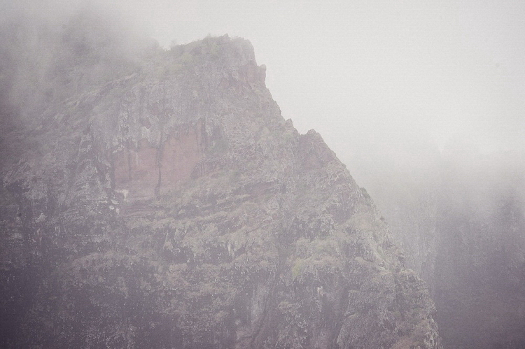 Гора Ле Морн в облаках и дожде