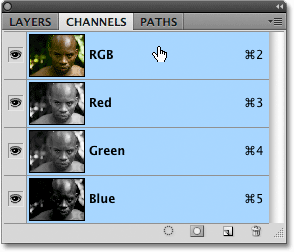 При выборе RGB все каналы отображаются одновременно, так что фотография становится полноцветной