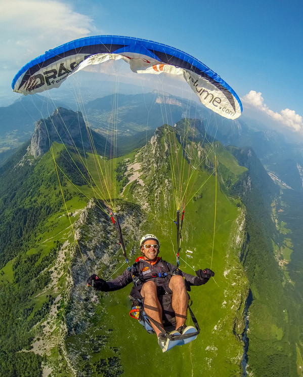 Прыжок с парашютом. Фото: Tristan Shu