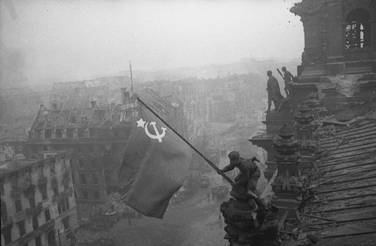 Знамя победы над Рейхстагом, 1945 год