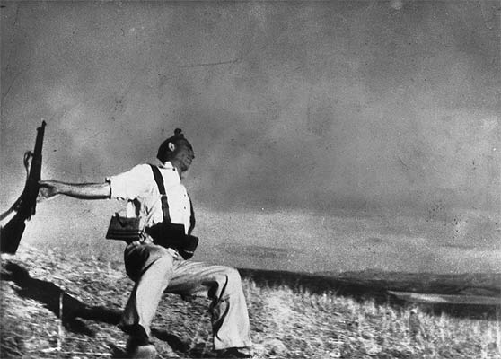 Роберт Капа: падающий солдат, испанская гражданская война, 1936 год