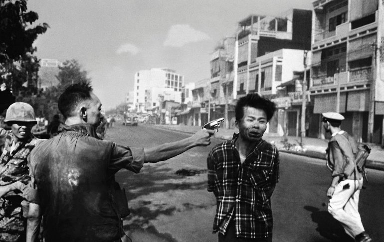 Эдди Адамс: генерал Нгуен Нгок Лоан казнит пленного вьетконговца, Вьетнам, 1968 год