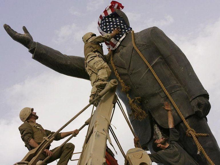 Обрушение статуи Саддама Хусейна в Багдаде, 2003 год