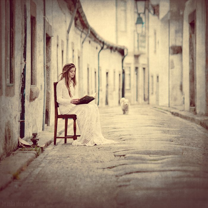 Девушка с книгой. Фото: Анка Журавлева