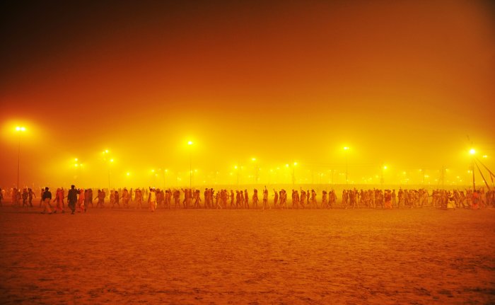 Верующие идут к месту слияния рек Ямуна и Ганга, для ритуального омовения до восхода Солнца во время Кумбха Мела, Аллахабад, Индия, 14 января. Фото: Санжай Каноджиа