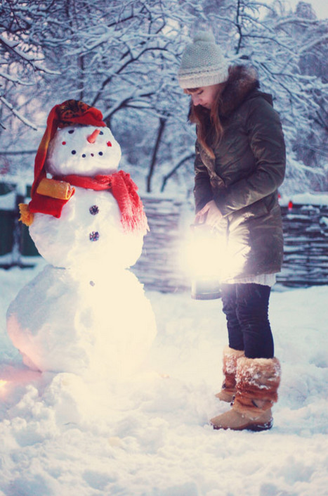 Лепим снеговика.  Фото: Daria Beldinskaya