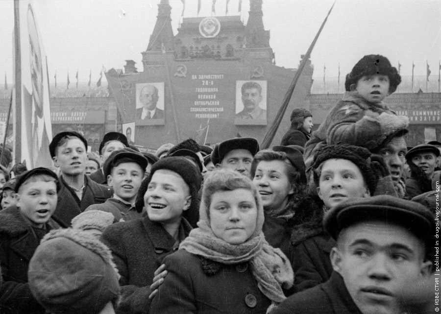 Из архива «Известий»: Демонстрация на Красной площади, 7 ноября 1945 года.
